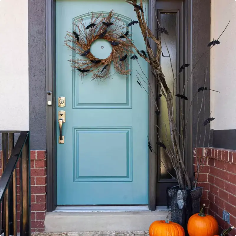 A Bat Wreath That’s Equal Parts Spooky and Stylish